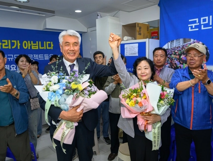 최승준(왼쪽) 강원 정선군수가 3일 6·3 지방선거에서 당선을 확정지은 뒤 지지들과 함께 기쁨을 나누고 있다. 2026.6.4. 연합뉴스