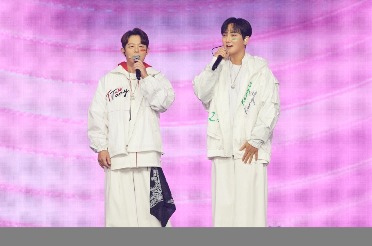 토니안(왼쪽)과 강타. SM엔터테인먼트 제공