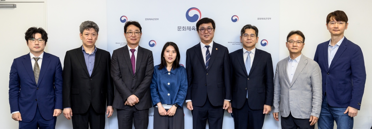 최휘영(오른쪽 네 번째) 문화체육관광부 장관이 4일 새로 위촉된 게임물관리위원회 위원들과 기념 촬영을 하고 있다. 문화체육관광부 제공