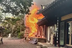 경북 경주 전통사찰 주사암서 불…목조 건물 3동 불에 타