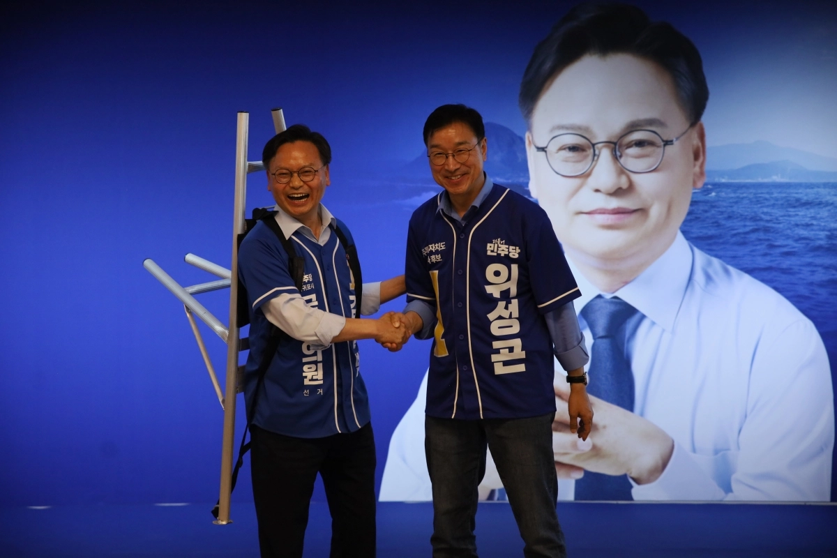 서귀포시 국회의원 보궐선거에서 당선된 김성범 당선인이 지난 5월 17일 서귀포시 중앙로터리 인근에 마련된 선거사무소 개소식에서 위성곤 제주도지사 후보와 악수를 나누고 있다. 김성범 선거캠프 제공