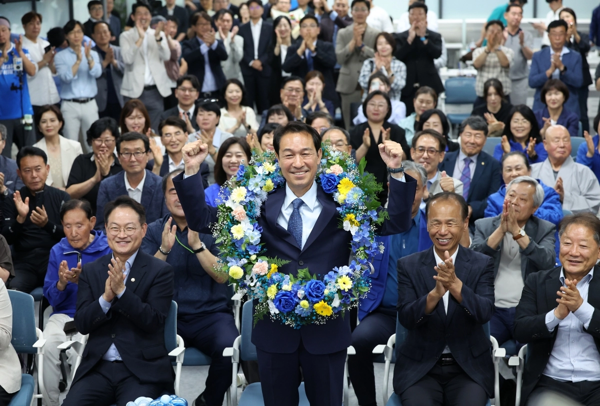 더불어민주당 우상호 강원특별자치도지사 후보가 4일 춘천시 더불어민주당 강원도당에서 당선이 확실시된 뒤 허영 의원, 최문순 전 지사, 가족, 지지자 등과 함께 기뻐하고 있다. 2026.6.4 연합뉴스