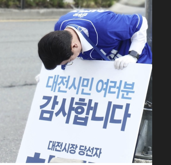 4일 대전 시내 곳곳에서 감사 인사에 나선 허태정 대전시장 당선인. 허태정 페이스북 캡처