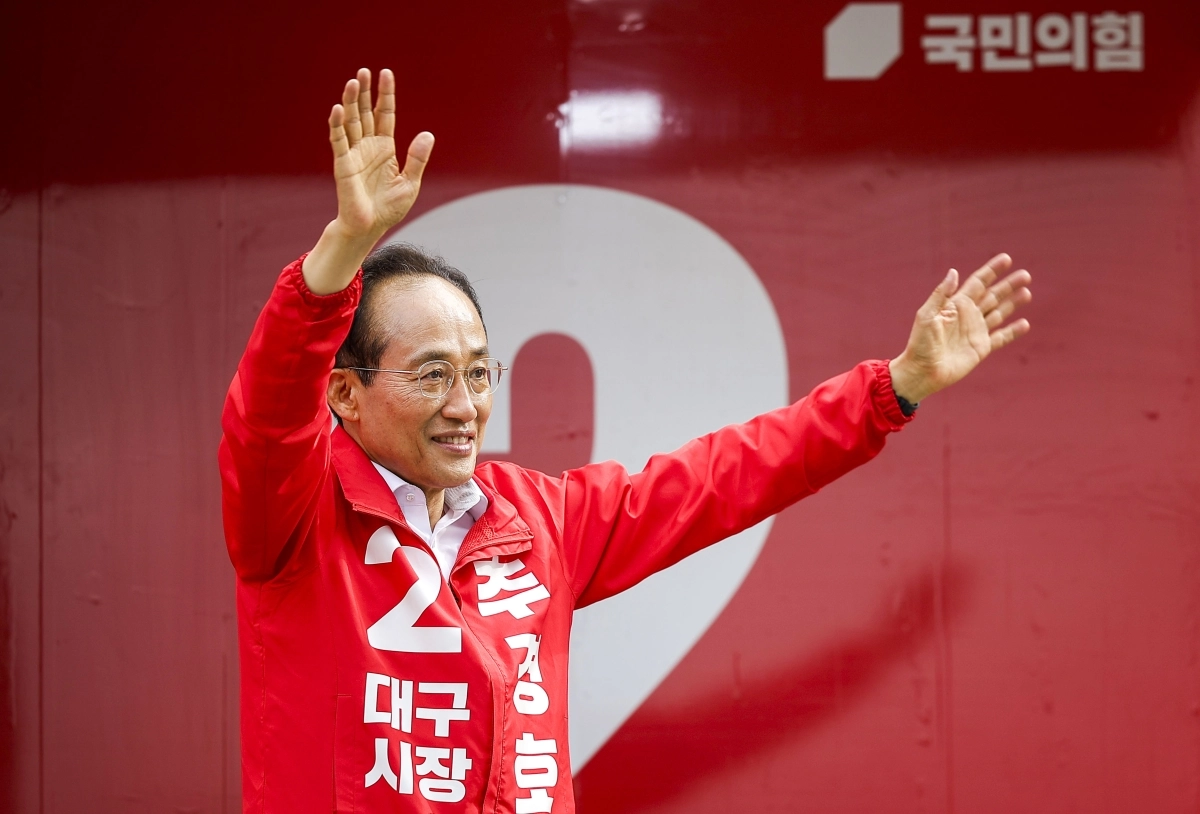 시민들에게 인사하는 추경호 대구시장 당선인
