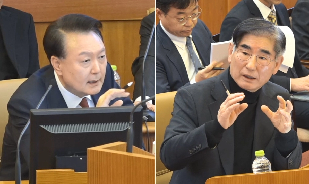 윤석열 전 대통령이 지난해 1월 23일 서울 종로구 헌법재판소에서 진행된 탄핵 심판 변론에서 증인으로 출석한 김용현 전 국방부 장관에게 직접 증인신문을 하고 있다. 헌법재판소 제공