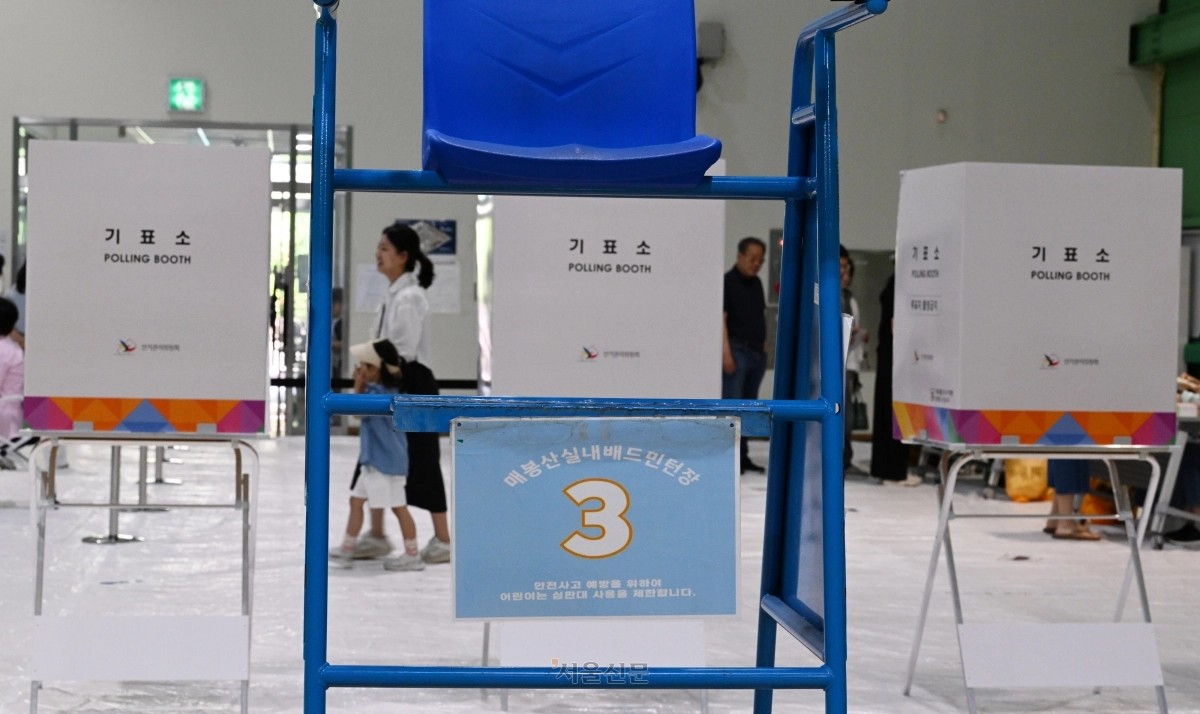 6·3 지방선거일인 3일 서울 강남구 매봉산 실내 배드민턴장에 마련된 투표소에서 유권자들이 투표하고 있다. 2026.6.3. 도준석 전문기자
