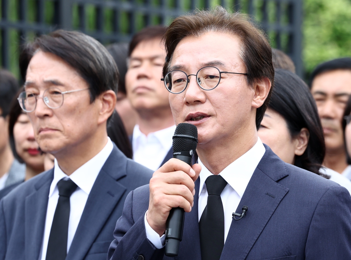 충렬사 참배 마치고 취재진 질문에 답변하는 전재수 당선인