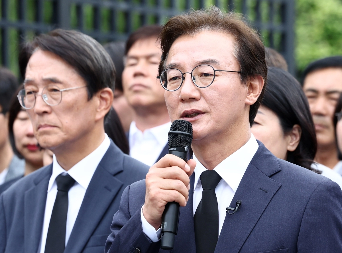 충렬사 참배 마치고 취재진 질문에 답변하는 전재수 당선인