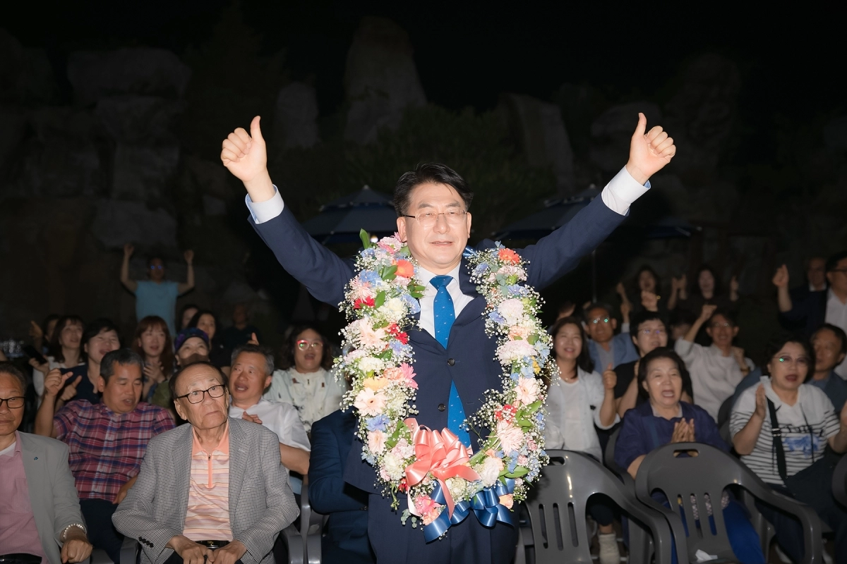 유보화 더불어민주당 서울 성동구청장 후보가 당선이 확실시된 4일 새벽 서울 성동구 행당동 마련된 선거사무실에서 꽃목걸이를 걸고 세리머니를 하고 있다. 캠프 제공