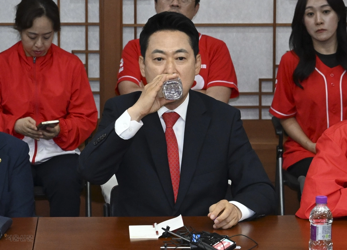 장동혁 국민의힘 대표가 서울 일부 지역에서 발생한 투표용지 부족 사태와 관련해 지난 3일 밤 경기 과천시 중앙선거관리위원회를 항의 방문한 자리에서 물을 마시고 있다. 이지훈 기자