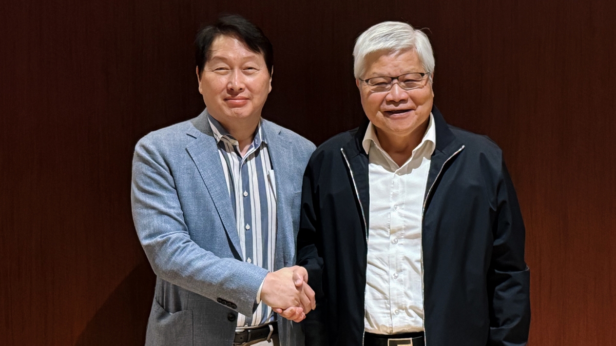 최태원(왼쪽) SK그룹 회장과 웨이저자 TSMC 회장이 지난 3일 대만 타이베이에서 만나 전방위적 협력 방안을 논의한 뒤 기념 촬영을 하고 있다. SK하이닉스 제공