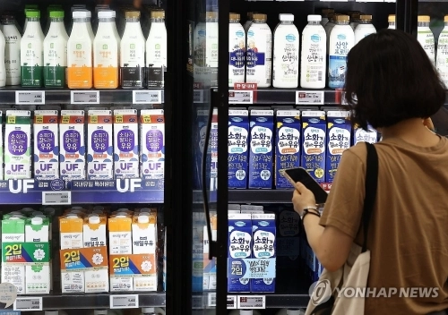 27일 서울 한 대형마트에 우유가 진열돼 있다. 2025.7.27 연합뉴스