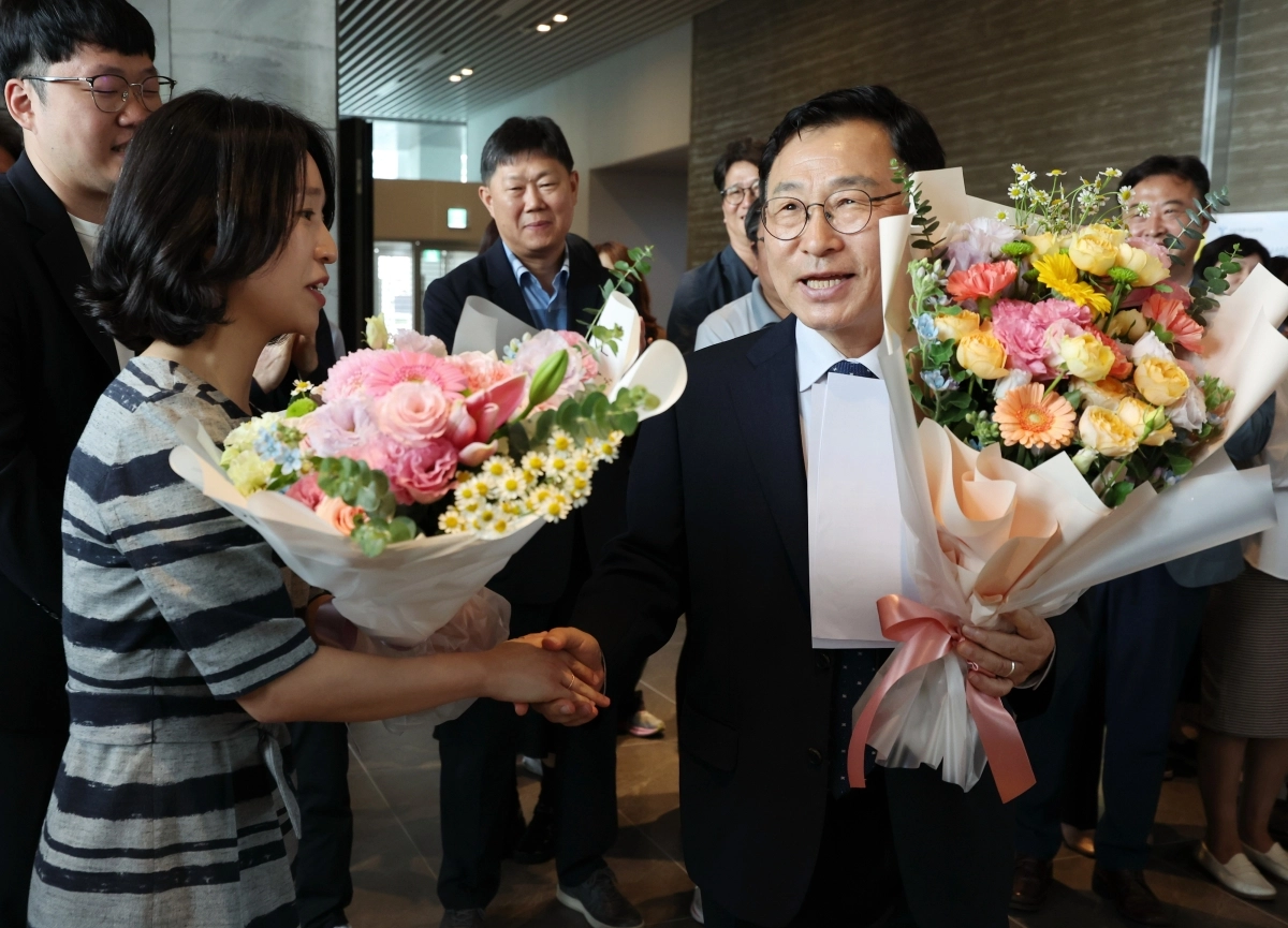 꽃다발 받는 정근식 서울시교육감 당선인