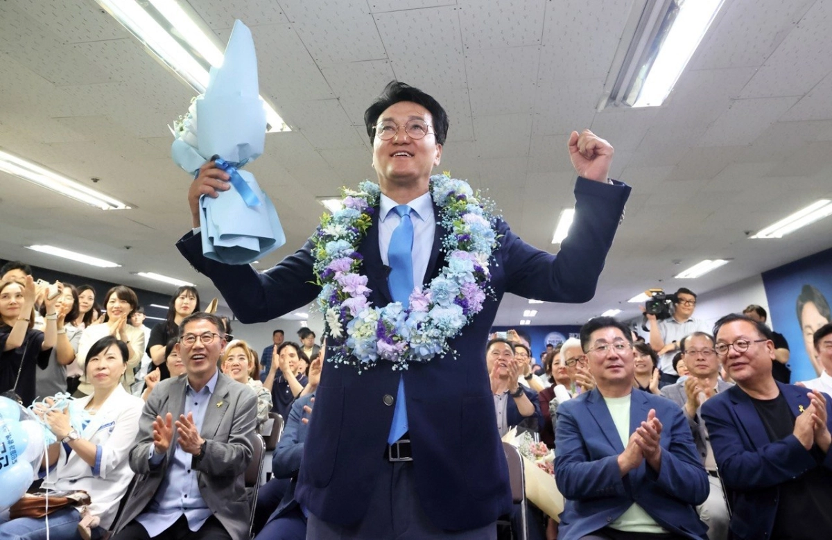 안민석 경기교육감 후보가 3일 경기 수원시 선거사무실에서 당선이 확실시 된 후 환호하고 있다. 안민석 캠프 제공