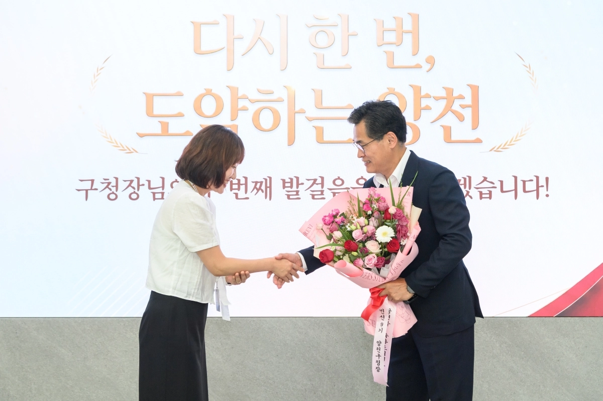 이기재 국민의힘 서울 양천구청장 후보가 4일 서울 양천구 신정동에 마련된 선거사무실에서 축하 인사를 받고 있다. 캠프 제공