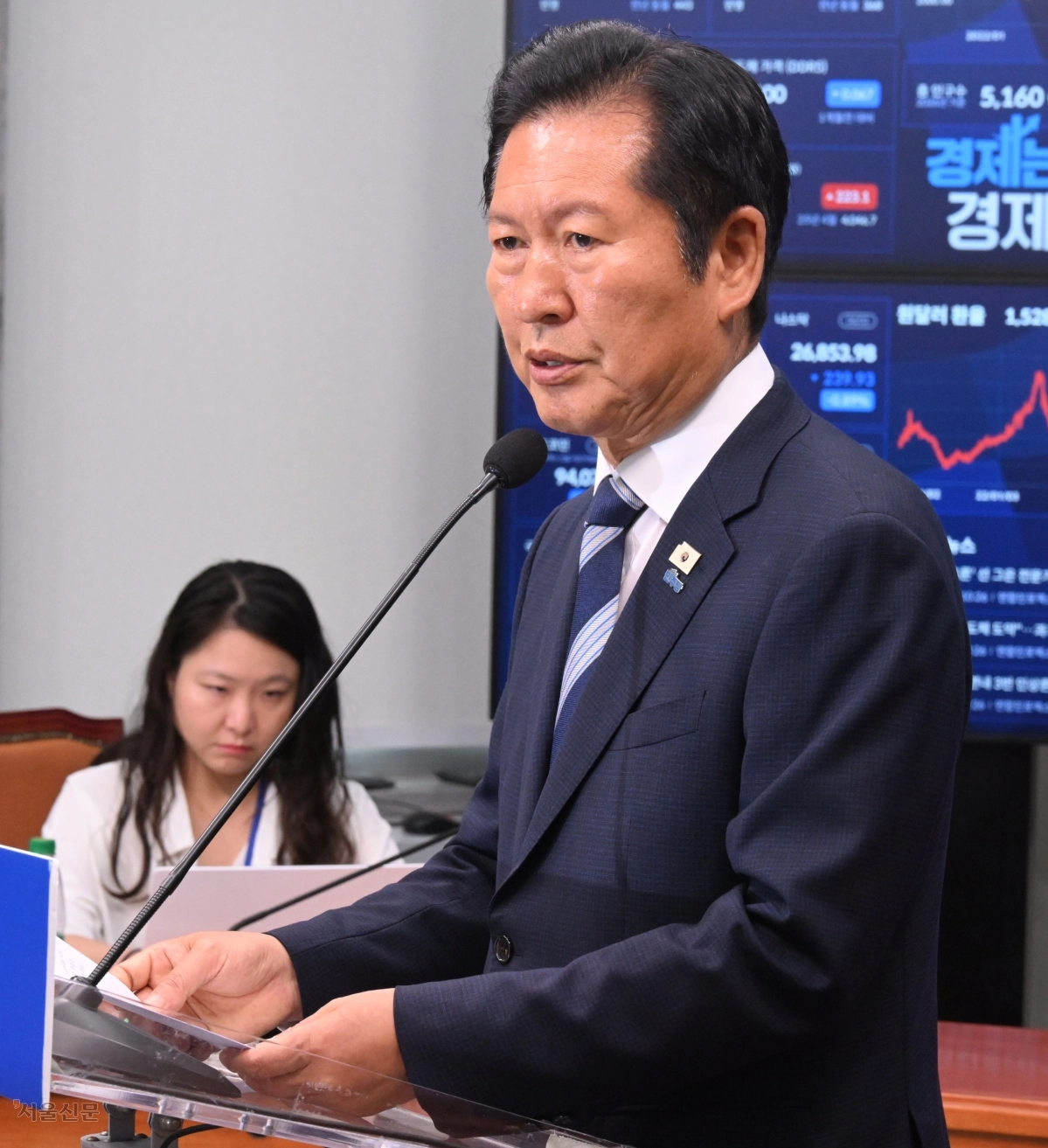 정청래 더불어민주당 대표가 4일 국회에서 6·3 지방선거 결과와 관련한 긴급 브리핑을 열어 입장을 밝히고 있다. 안주영 전문기자
