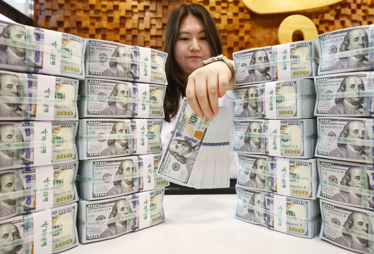원달러 환율이 3주 가까이 1500원대에 머물며 고공행진 중인 가운데 4일 서울 중구 하나은행 위변조대응센터에서 직원이 달러화를 정리하고 있다. 이날 한국은행에 따르면 5월 말 기준 우리나라 외환보유액은 4269억 9000만 달러로 4월 말보다 8억 8000만 달러 감소했다.  연합뉴스