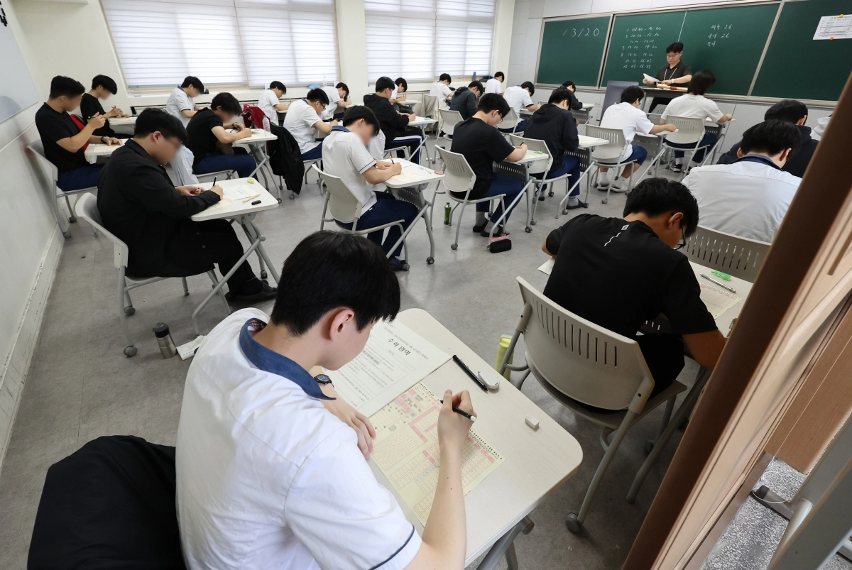 2027학년도 대학수학능력시험 6월 모의평가가 치러진 4일 대구 동구 청구고등학교에서 고3 수험생들이 문제를 풀고 있다. 대구 연합뉴스