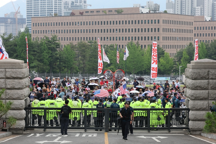4일 경기 과천 중앙선거관리위원회 앞에서 보수 성향 단체가 제9회 전국동시지방선거 투표용지 부족 사태를 비판하는 집회를 갖고 있다. 연합뉴스
