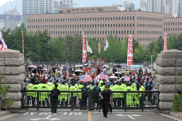 4일 경기 과천 중앙선거관리위원회 앞에서 보수 성향 단체가 제9회 전국동시지방선거 투표용지 부족 사태를 비판하는 집회를 갖고 있다. 연합뉴스