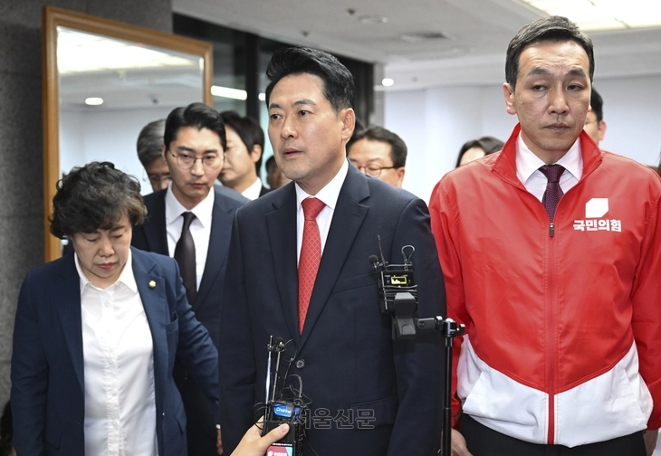 장동혁 국민의힘 대표가 3일 서울 송파구 등 일부 지역에서 발생한 투표용지 부족 사태와 관련해 경기 과천시 중앙선거관리위원회를 항의 방문해 노태악 위원장과 면담을 마친 뒤 발언하고 있다. 이지훈 기자