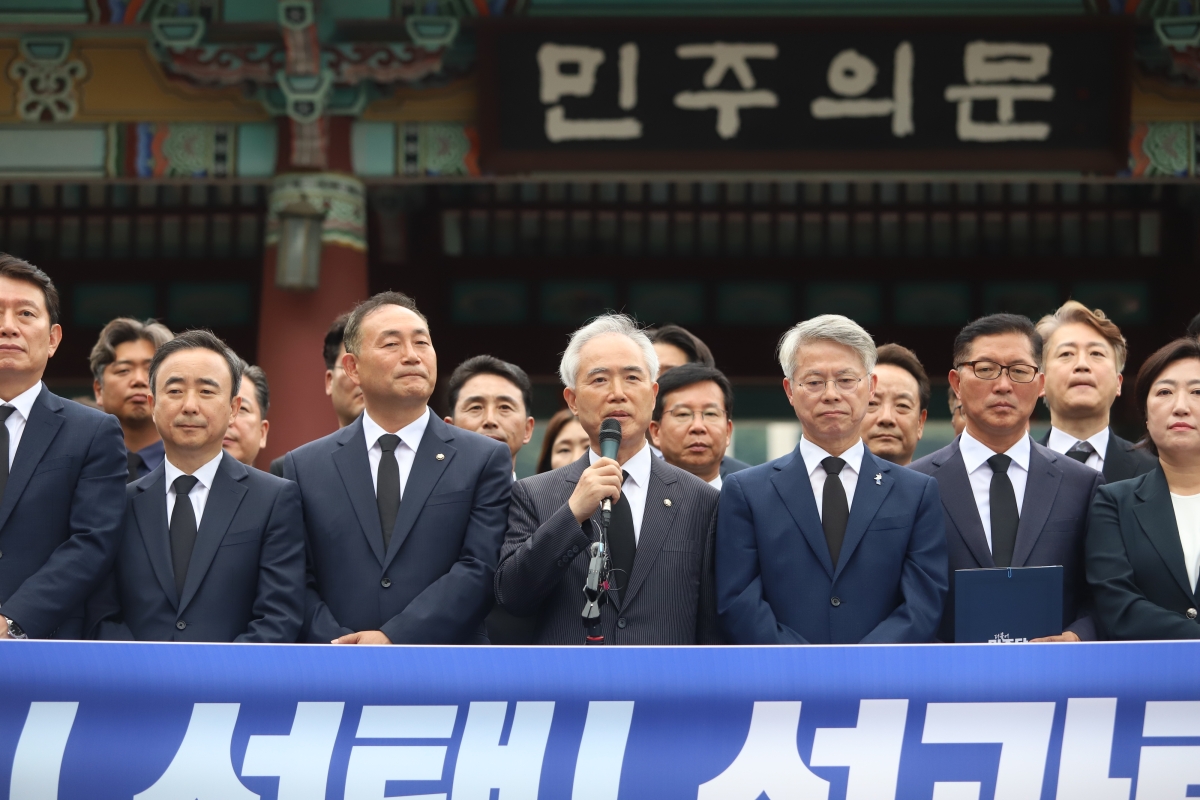 민형배 전남광주특별시장 당선인이 4일 5·18국립묘지를 참배하고 있다. 민형배 선거대책위원회 제공