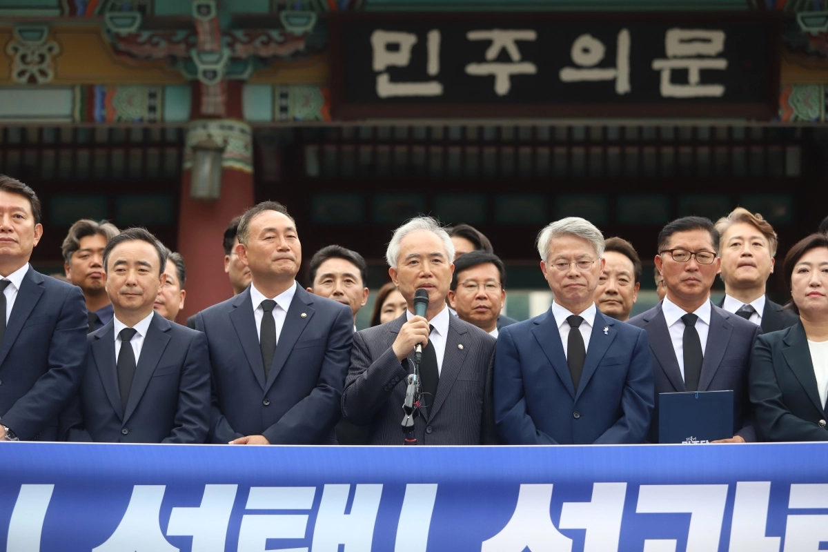 민형배 전남광주특별시장 당선인이 4일 5·18국립묘지를 참배하고 있다. 민형배 선거대책위원회 제공