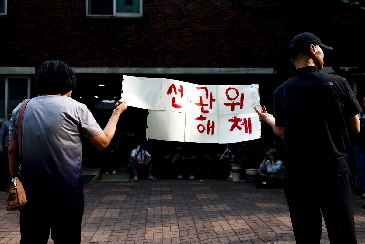 제9회 전국동시지방선거 및 국회의원 재·보궐선거 투표용지 부족 사태가 빚어진 서울 송파구 잠실7동 제2투표소에서 4일 투표함 반출에 반대하는 시민들이 손팻말을 들고 있다. 2026.6.4. 연합뉴스