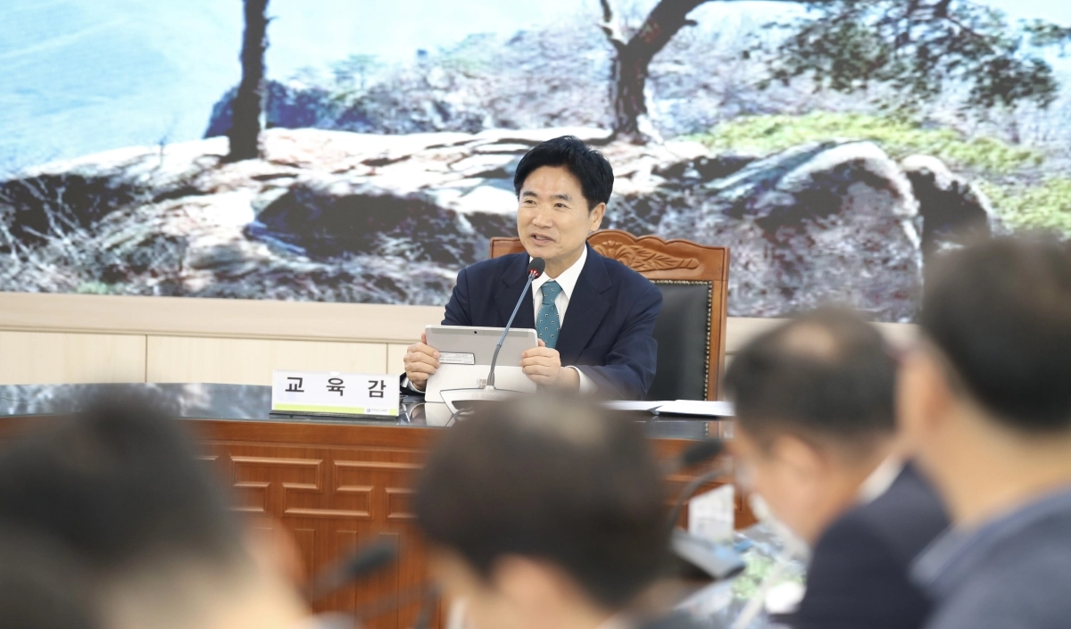 김대중 전남교육감이 4일 오전 청사 상황실에서 ‘전남광주통합특별시교육청’출범 준비 상황에 대해 논의하고 있다.