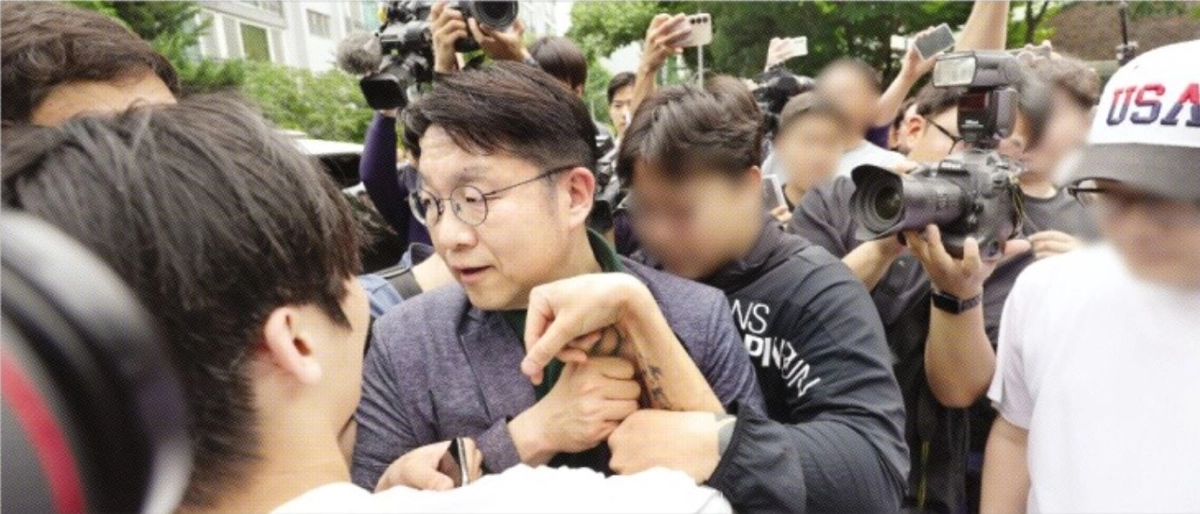 4일 6·3 지방선거 투표용지 부족 사태를 겪은 서울 송파구 잠실7동 제2투표소 앞에서 김범진 서울시선거관리위원회 사무처장이 부정선거를 외치는 일부 시민들에게 항의를 받고 있다. 뉴시스