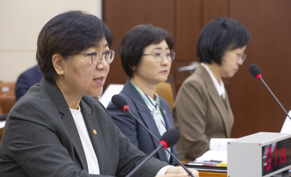 정은경 보건복지부 장관이 20일 국회에서 열린 보건복지위원회 전체 회의에 상정 법안에 대한 의원 질의에 답하고 있다. 2025.11.20 연합뉴스