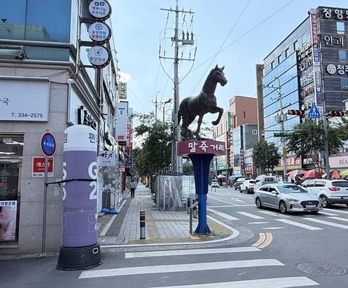 경북 영천시 말죽거리 입구에 세워진 말 동상. 영천시 제공
