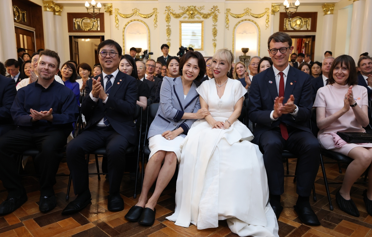김혜경 여사가 4일 서울 덕수궁 석조전에서 열린 한·프랑스 수교 140주년 기념행사에서 축하 공연을 마친 소프라노 조수미를 비롯한 참석자들과 기념 촬영을 하고 있다. 왼쪽부터 피아니스트 다비드 카두쉬, 최휘영 문화체육관광부 장관, 김 여사, 조수미, 필립 베르투 주한 프랑스대사 부부. 연합뉴스