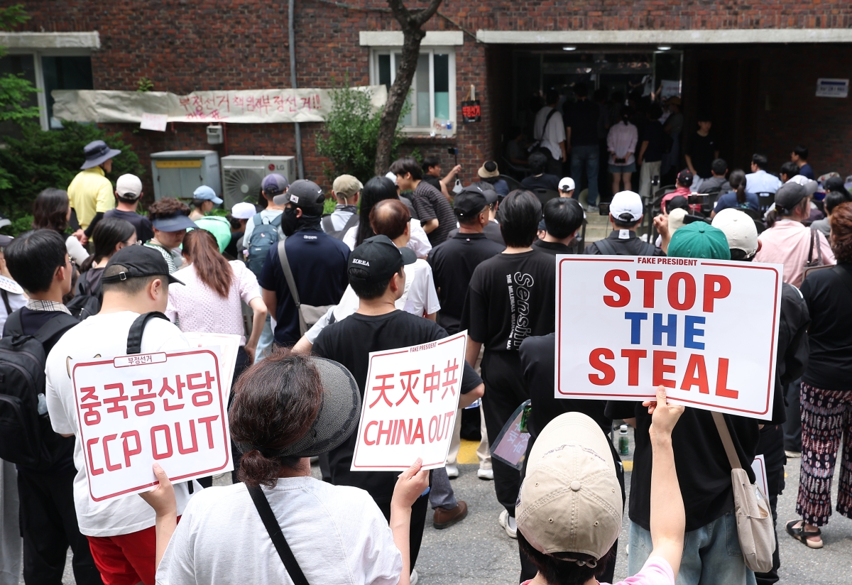전날 9회 전국동시지방선거 및 국회의원 재·보궐선거 투표용지 부족으로 투표 시간이 오후 10시까지 연장됐던 서울 송파구 잠실7동 제2투표소 앞에서 4일 투표함 반출에 반대하는 시민들이 모여 있다. 2026.6.4 연합뉴스