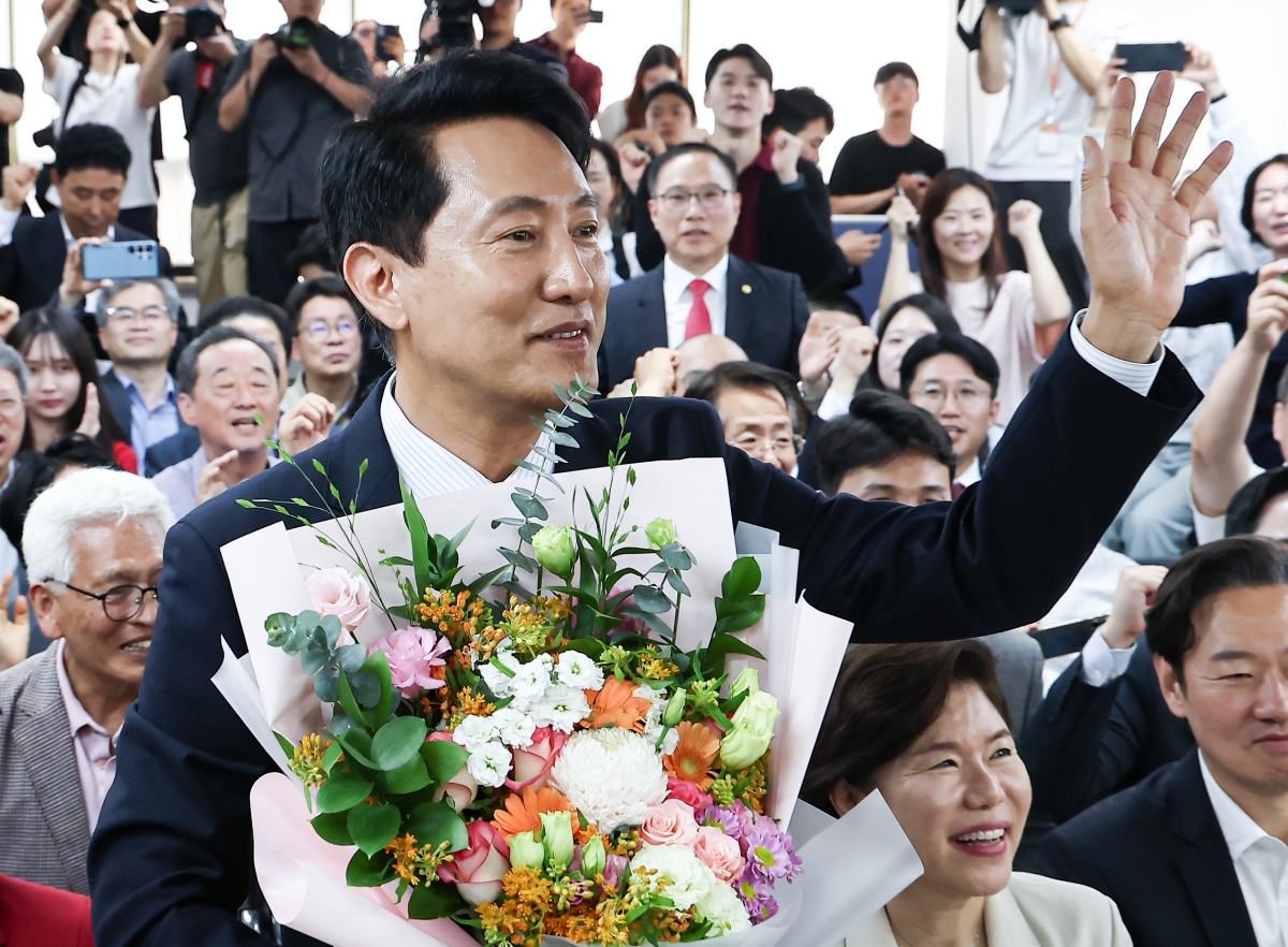 6·3 지방선거에서 당선돼 사상 첫 5선 서울시장이 된 오세훈 국민의힘 후보가 4일 서울 종로구 선거사무소에서 꽃다발을 전달받고 환호하고 있다. 2026.6.4 뉴스1