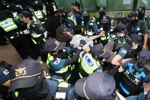 ‘봉쇄’ 잠실7동투표소에 기동대 투입… 경찰, ‘인간 띠’ 시위대 한 명씩 이동조치