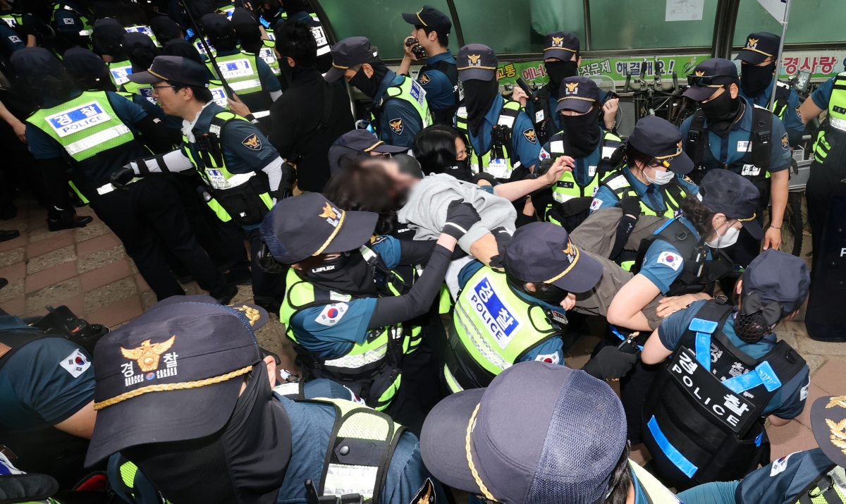 5일 서울 송파구 잠실7동 2투표소 앞에서 경찰이 투표함 이송을 위해 이를 막아선 시위대를 해산 조치하고 있다. 이 투표소에서는 전날 9회 전국동시지방선거 및 국회의원 재·보궐선거 투표용지 부족으로 투표 시간이 오후 10시까지 연장됐고, 투표함이 개표소로 옮겨지지 못했다. 2026.6.5 연합뉴스