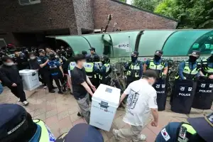 [속보] 경찰, ‘잠실 투표소’ 투표함 2개 확보…개표소로 이송