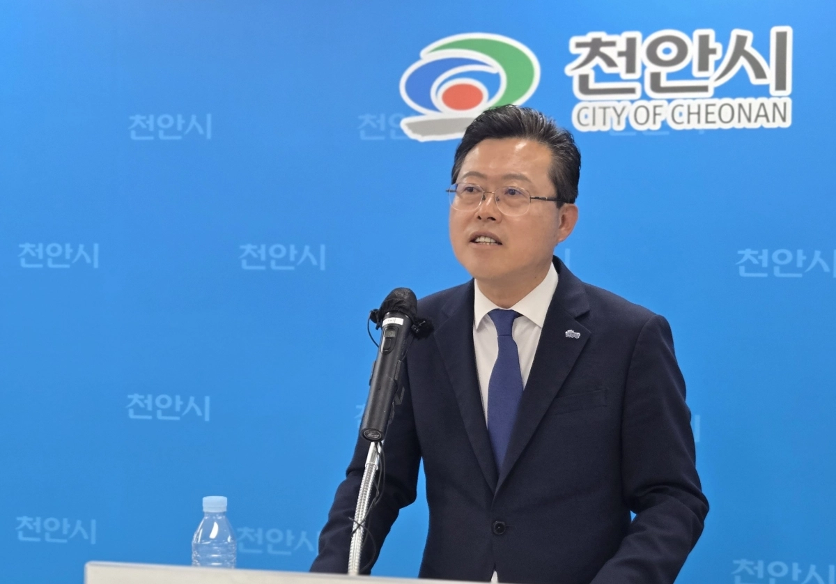장기수 천안시장 당선인이 5일 천안시청 브리핑실에서 기자회견을 열고 향후 민선 9기 시정 운영 방향을 설명하고 있다. 이종익 기자