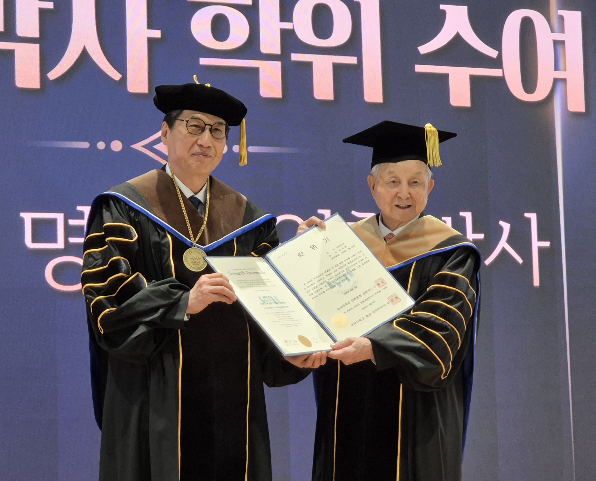 극동방송 이사장인 김장환(오른쪽) 목사가 5일 서울 동작구 숭실대 형남공학관에서 숭실대 명예경영학박사 학위를 받은 뒤 이윤재 총장과 기념촬영하고 있다. 반영윤 기자