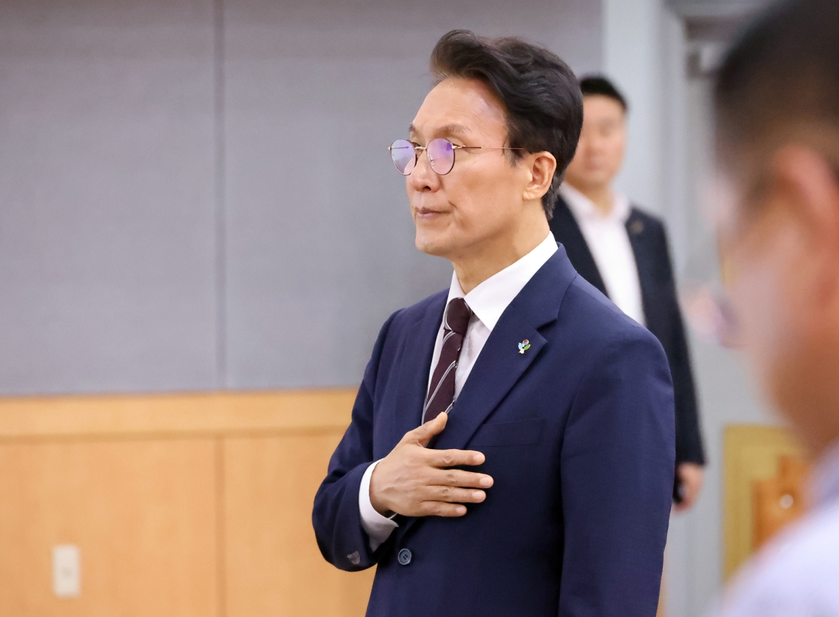 국기에 경례하는 김민석 국무총리