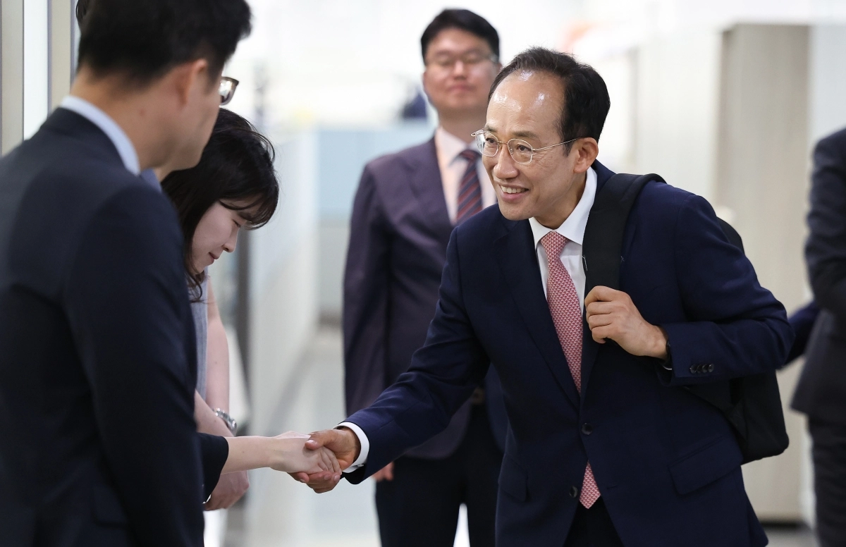대구시 관계자와 악수하는 추경호 당선인