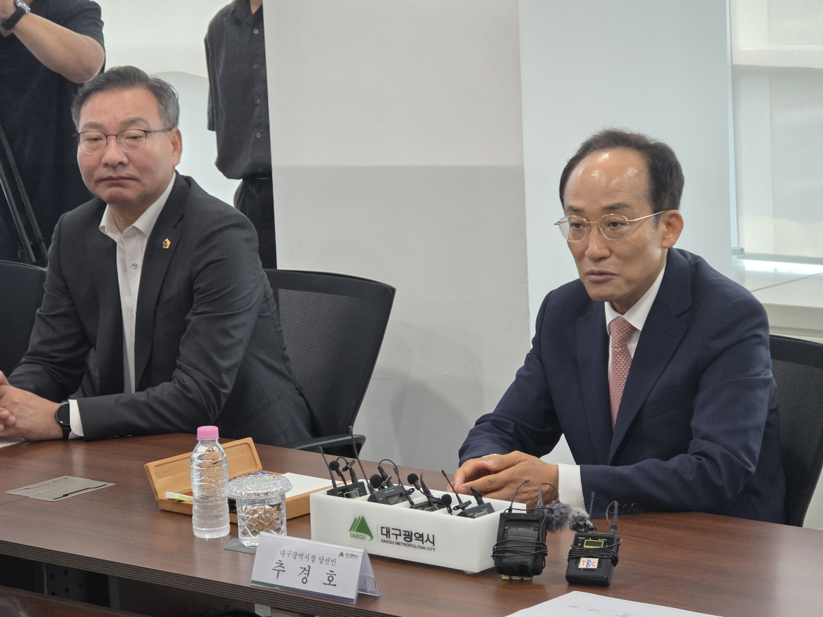 추경호 국민의힘 대구시장 당선인이 5일 오전 대구 동구 신천동 대구정책연구원에서 김정기 행정부시장을 비롯한 대구시 간부들로부터 업무 보고를 받고 있다. 2026. 6. 5. 대구 민경석 기자