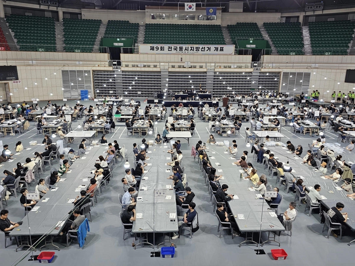 지난 3일 경남 진주시 개표장에서 개표 요원들이 개표를 준비하고 있다. 2026.6.3. 뉴스1