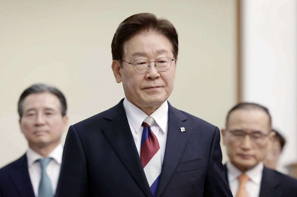 수석보좌관회의 입장하는 이재명 대통령