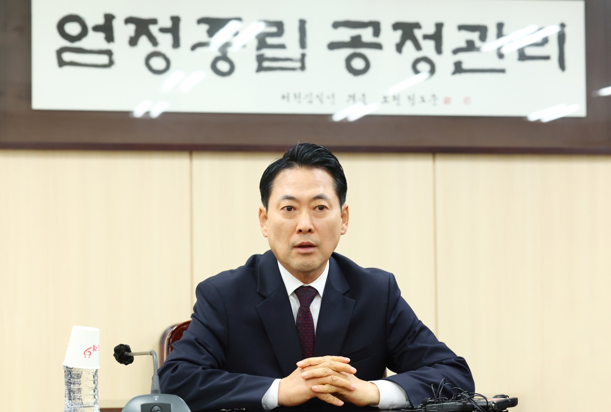 장동혁 국민의힘 대표가 5일 서울 종로구 서울시선거관리위원회를 항의 방문해 선관위 관계자들을 면담하고 있다. 연합뉴스