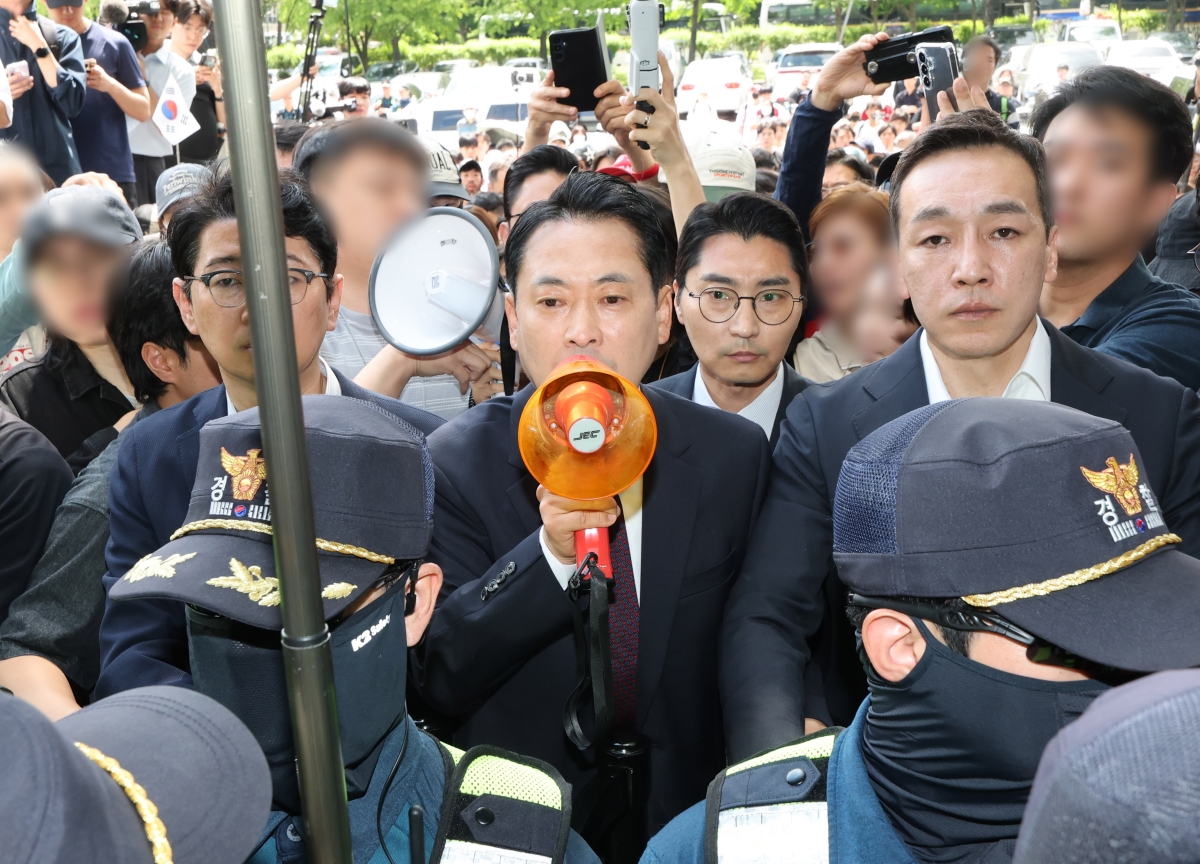 장동혁 국민의힘 대표가 5일 잠실7동 투표함 개표가 진행되고 있는 서울 송파구 올림픽공원 핸드볼경기장에서 확성기 들고 발언하고 있다. 연합뉴스