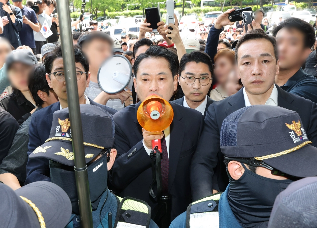 장동혁 국민의힘 대표가 5일 잠실7동 투표함 개표가 진행되고 있는 서울 송파구 올림픽공원 핸드볼경기장에서 확성기 들고 발언하고 있다. 연합뉴스