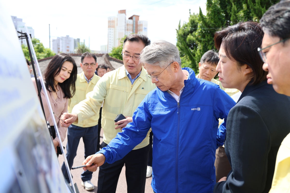 민형배 전남광주통합특별시장 당선인이 5일 광주 신안동 침수 피해 지역을 찾아 현장을 살펴보고 있다. 민형배 선거대책위 제공