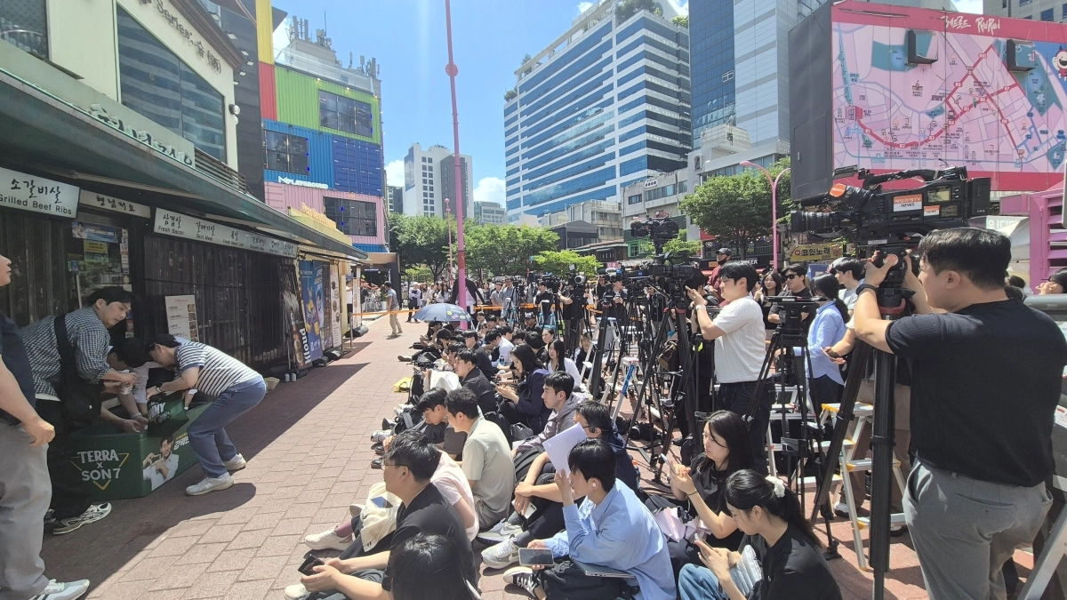 젠슨 황 CEO와 최태원 SK그룹 회장 등의 저녁 식사가 예정된 홍대 부근 식당 앞에 취재진이 자리잡고 있다. 민나리 기자